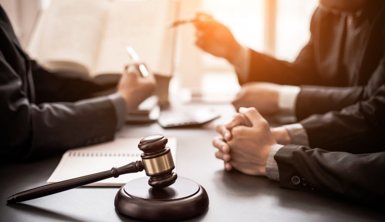 Cómo puede ayudarte un abogado de derechos humanos en situaciones complejas